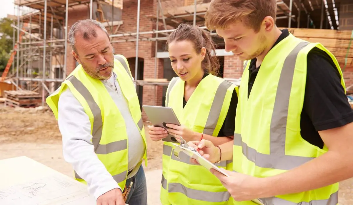 a builder in gta discussing building blueprint with subordinates